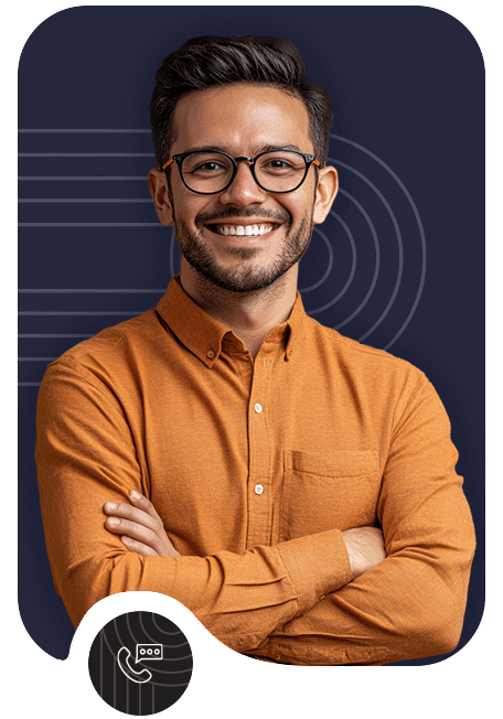 Persona sonriente con camisa naranja, representando la atención al cliente del equipo iPalmera en la sección "Hablemos"