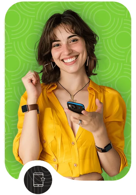 Mujer sonriente con teléfono móvil en mano, representando consultoría empresarial personalizada para impulsar negocios.