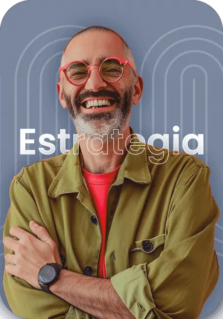 Persona con chaqueta verde y camisa roja, brazos cruzados, fondo azul con texto Estrategia en blanco.