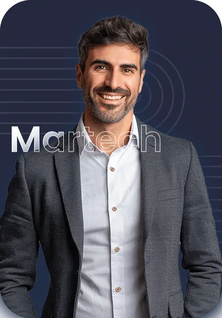 Persona con blazer oscuro y camisa blanca, fondo azul con círculos, texto Martech en blanco.