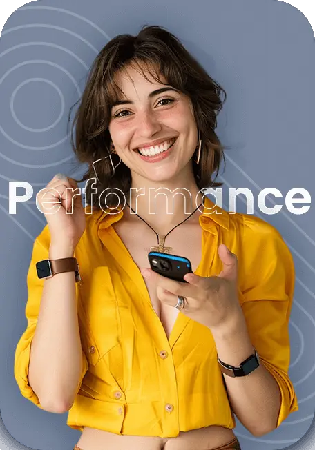 Persona con camiseta amarilla usando un smartphone, fondo azul con el texto Performance en blanco.